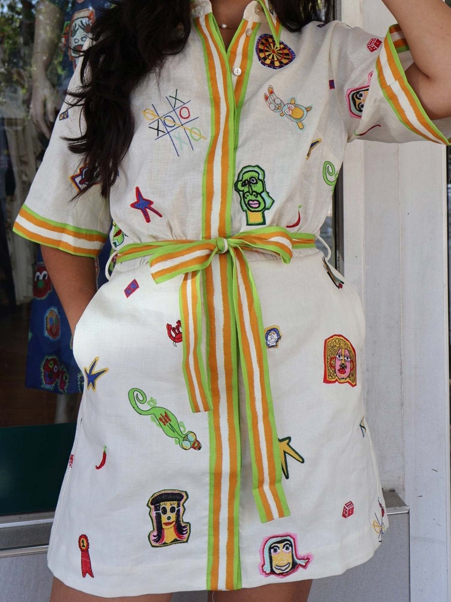 MINI VESTIDO CON ESTAMPADO GRÁFICO VINTAGE Y CINTURÓN PARA ATAR