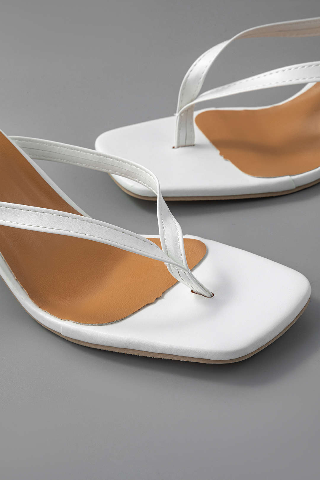 Sandalias de Tanga de Tacón Medio Básicas