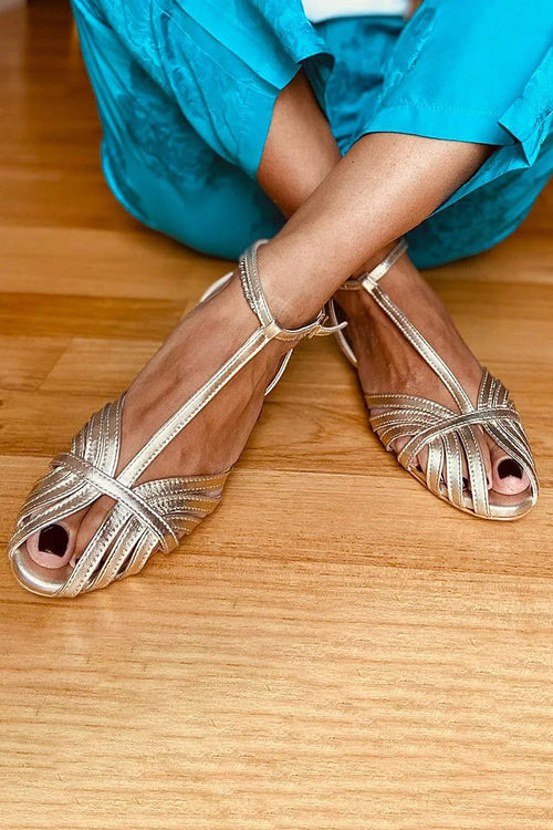 Oriana™ - Sandalias peep-toe brillantes de tacón bajo con correa en T - Oro