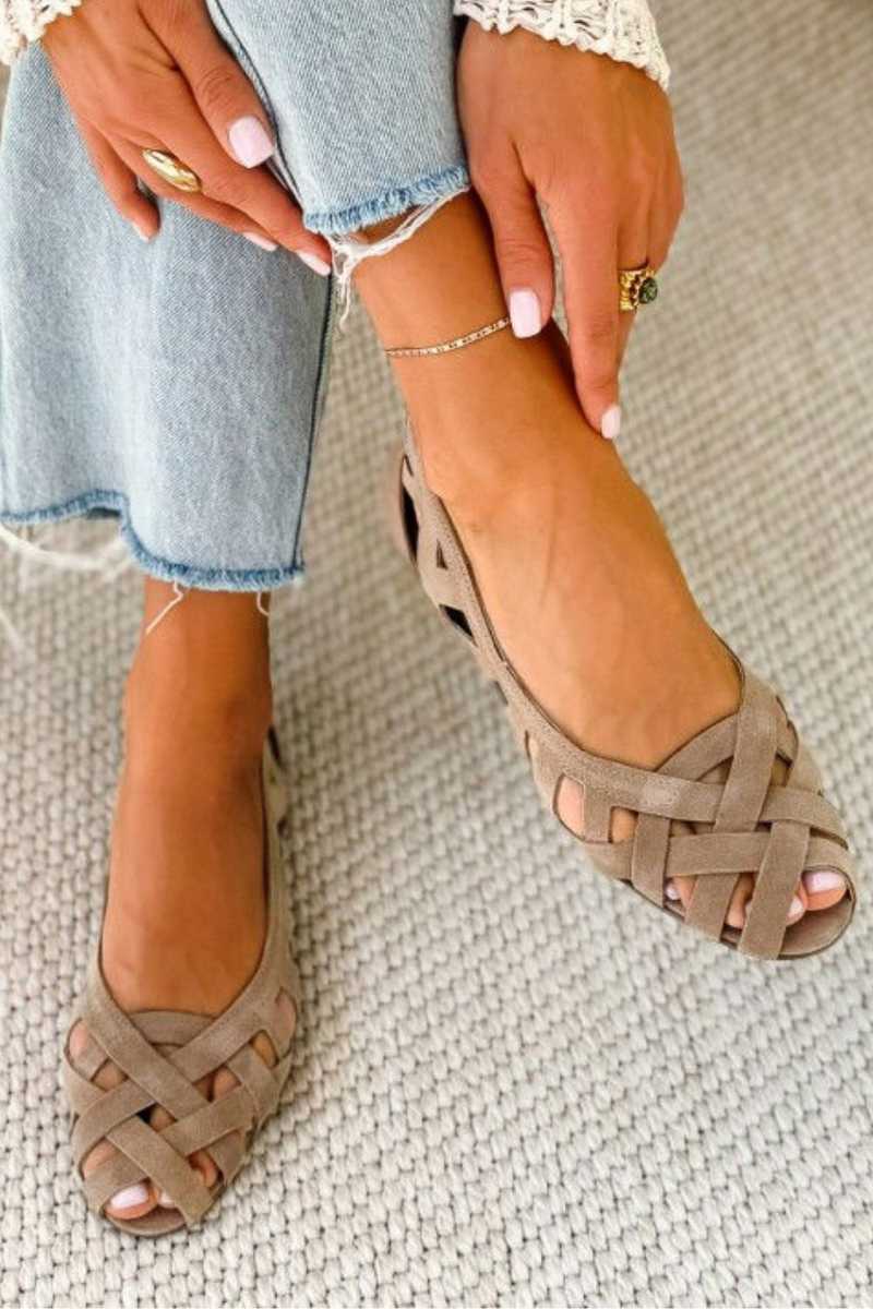Ofelia™ - Sandalias de puntera abierta entrelazadas, casuales y planas con tiras cruzadas - Topo