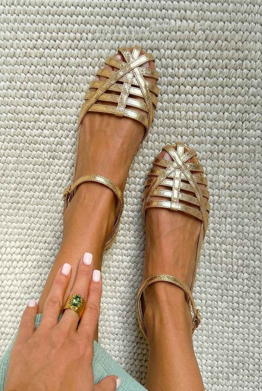 Jimena™ - Sandalias planas de punta cerrada con diseño jaula y correa de tobillo - Oro