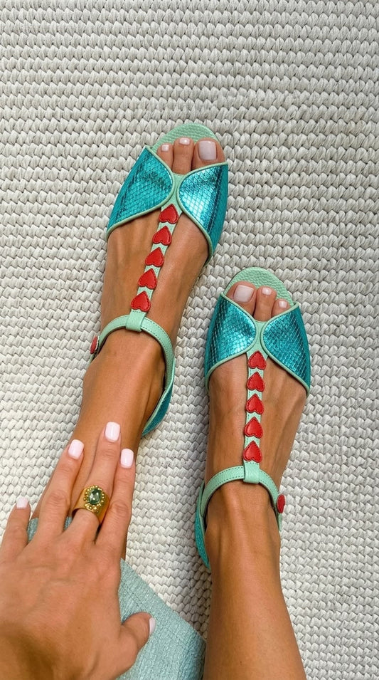 Zaira™ - Sandalias peep toe de tacón bajo en azul petróleo y rojo con correa en T y corazón - Petróleo