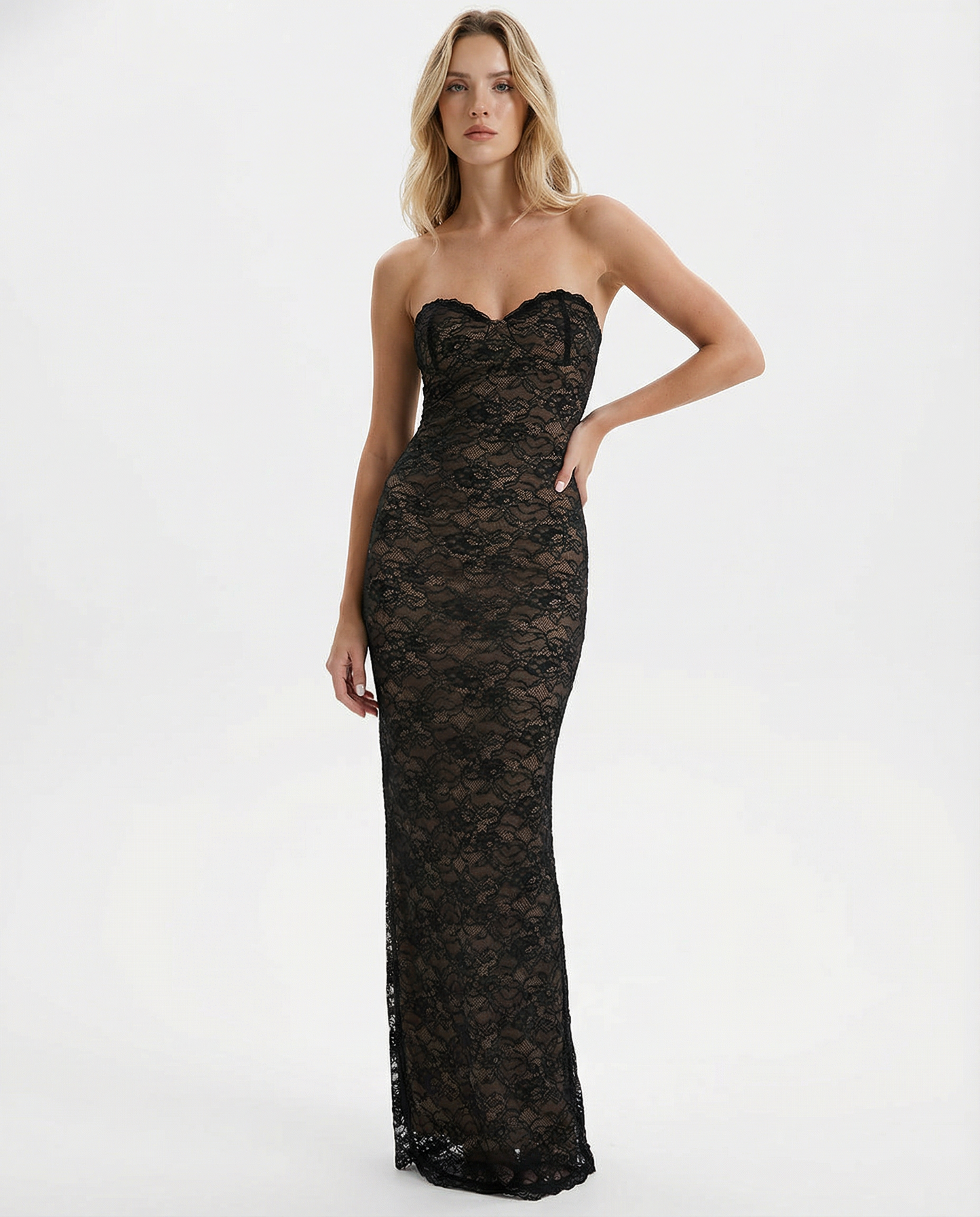 VESTIDO LARGO DE ENCAJE CON ESCOTE CORAZÓN