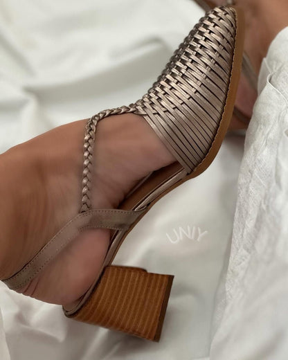 Estela™ - Tacones de bloque entrelazados metalizados champán con punta y correas - Champán