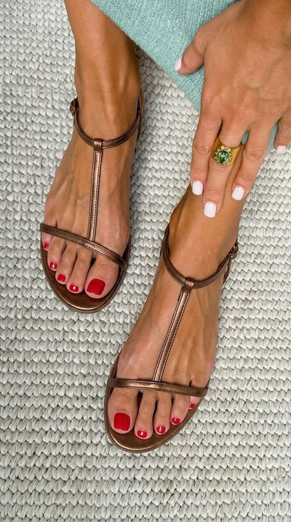 Bruna™ - Sandalias metalizadas de verano planas con tira en T - Oro
