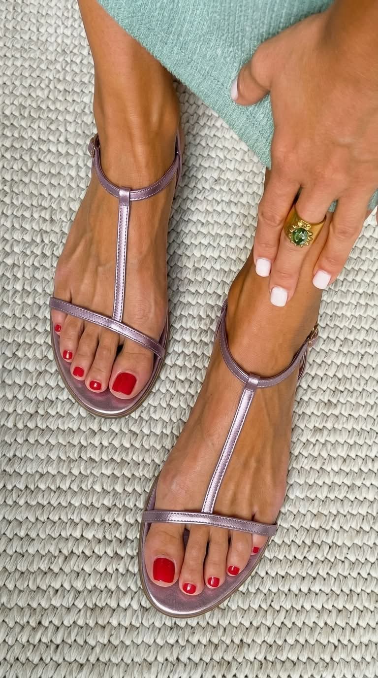 Bruna™ - Sandalias metalizadas de verano planas con tira en T - Oro