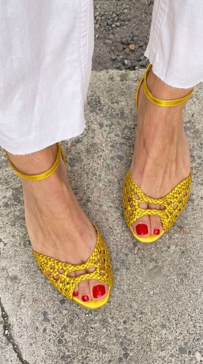Marina™ - Sandalias planas con recortes entrelazados elegantes, de puntera abierta, con correa al tobillo - Oro