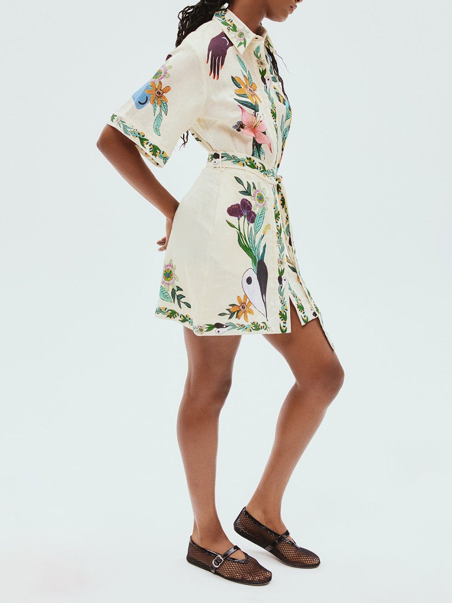 VESTIDO CAMISERO CON ESTAMPADO FLORAL Y LAZO EN LA CINTURA