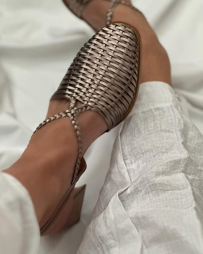 Estela™ - Tacones de bloque entrelazados metalizados champán con punta y correas - Champán