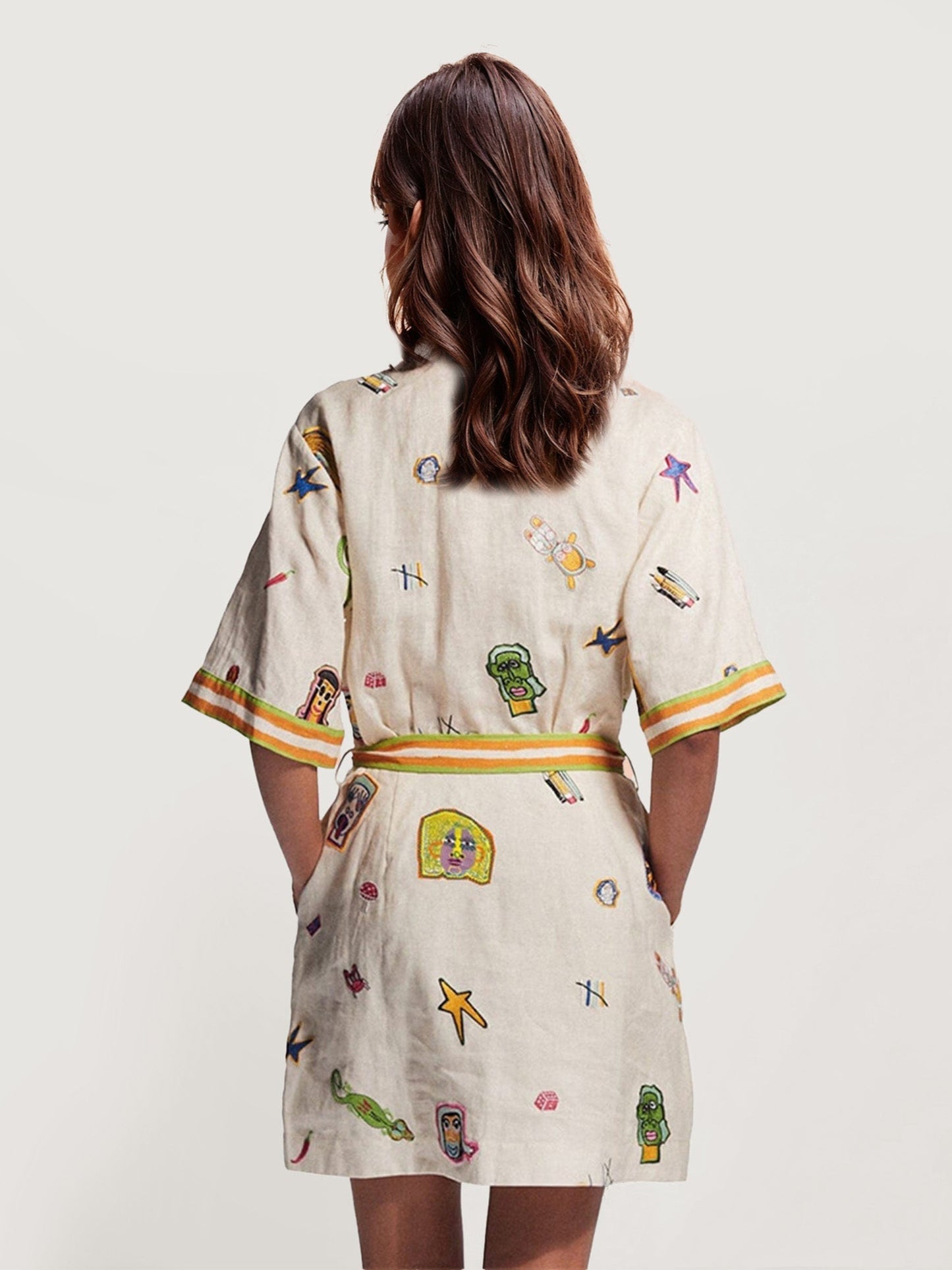 MINI VESTIDO CON ESTAMPADO GRÁFICO VINTAGE Y CINTURÓN PARA ATAR