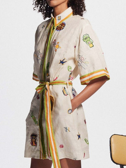 MINI VESTIDO CON ESTAMPADO GRÁFICO VINTAGE Y CINTURÓN PARA ATAR