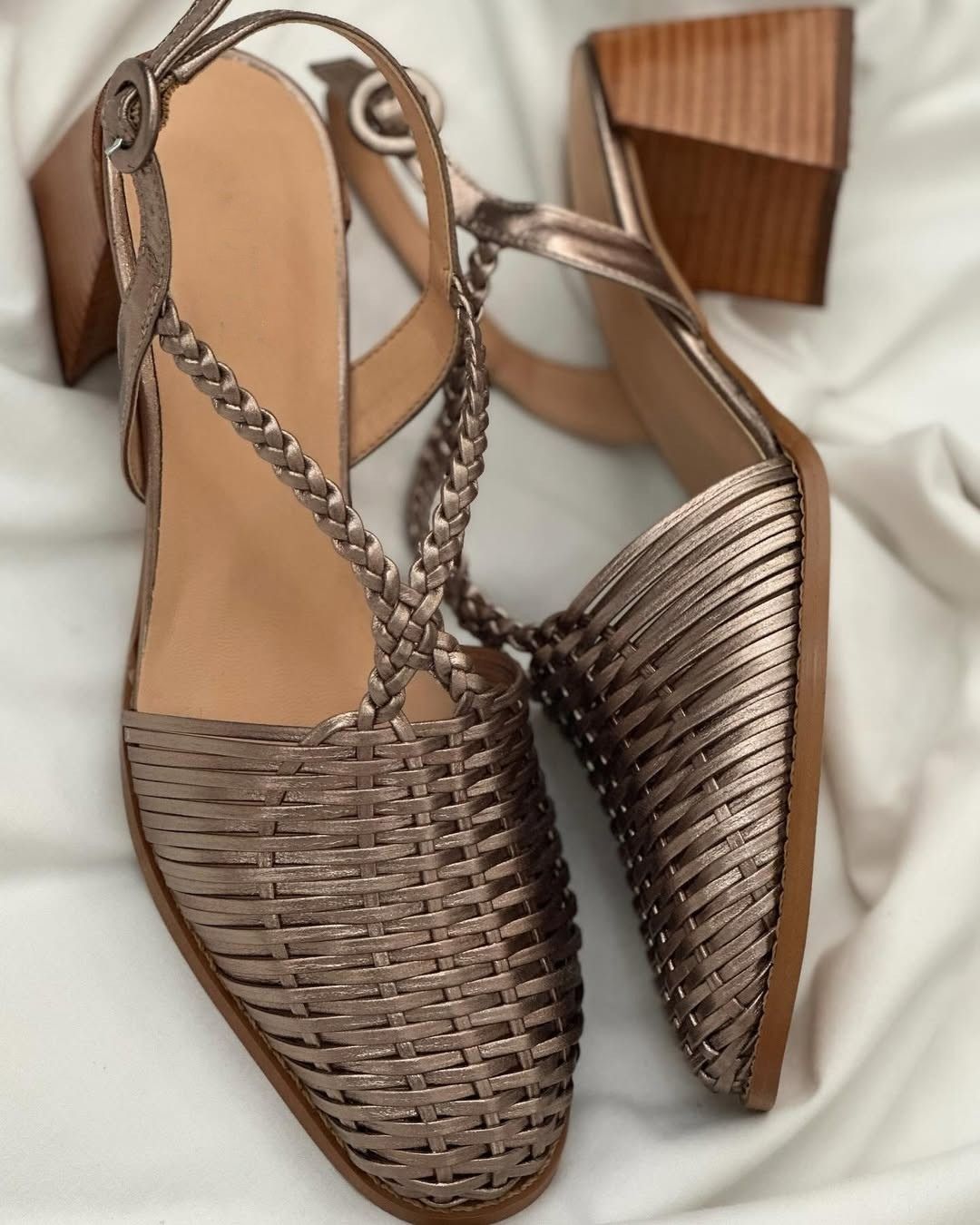 Estela™ - Tacones de bloque entrelazados metalizados champán con punta y correas - Champán