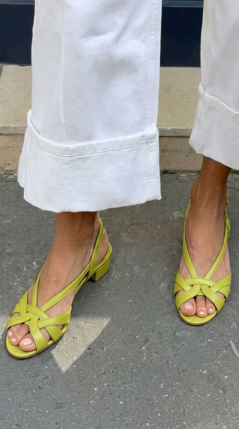 Úrsula™ - Sandalias slingback nude de cuero con tiras cruzadas y tacón bajo - Cuero