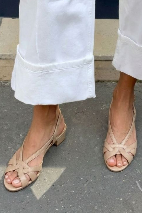 Úrsula™ - Sandalias slingback nude de cuero con tiras cruzadas y tacón bajo - Cuero