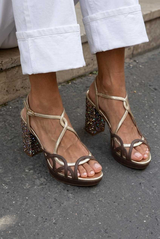 Kiara™ - Sandalias slingback con recortes, de punta abierta, con correa en T y plataforma - Dorado con brillo