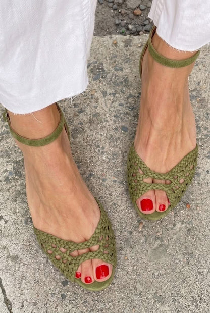 Marina™ - Sandalias planas con recortes entrelazados elegantes, de puntera abierta, con correa al tobillo - Oro