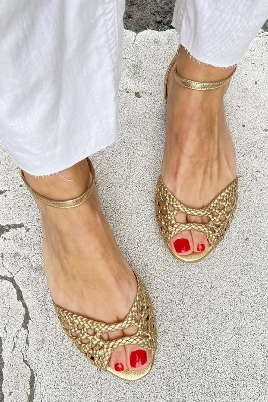 Marina™ - Sandalias planas con recortes entrelazados elegantes, de puntera abierta, con correa al tobillo - Oro
