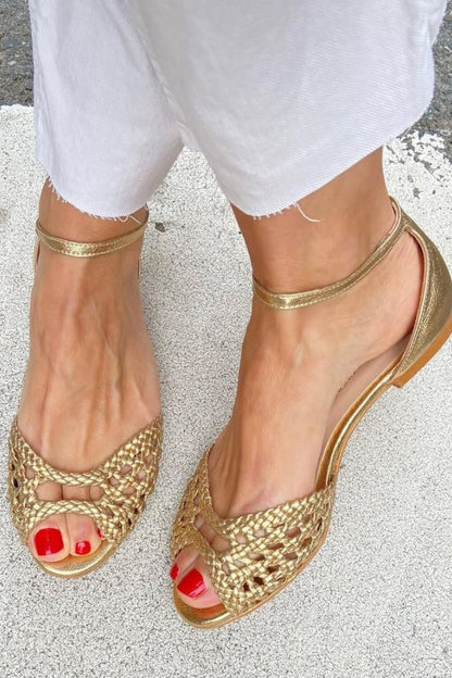 Marina™ - Sandalias planas con recortes entrelazados elegantes, de puntera abierta, con correa al tobillo - Oro