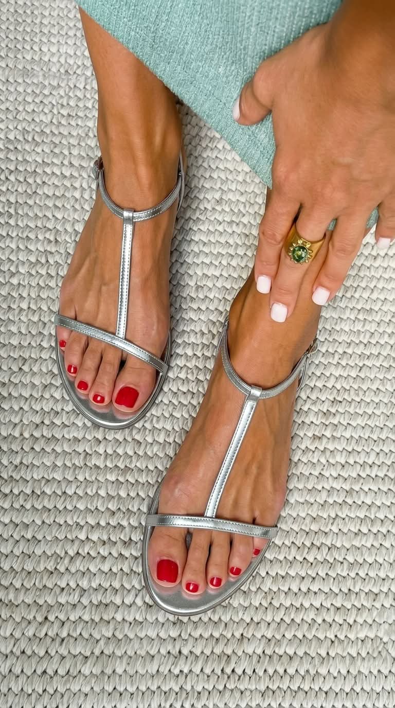 Bruna™ - Sandalias metalizadas de verano planas con tira en T - Oro