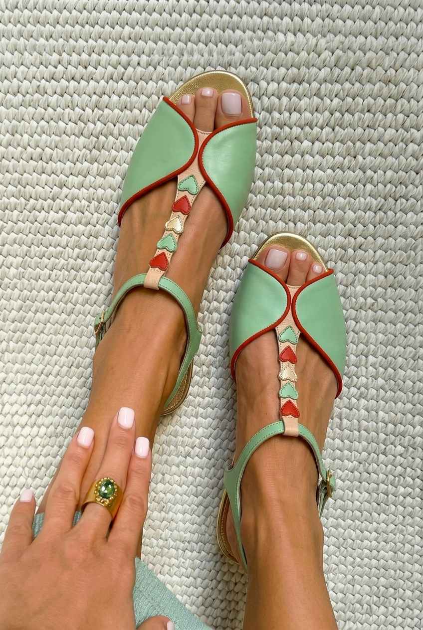 Fiorella™ - Sandalias slingback de puntera descubierta con tacón bajo y detalle en forma de corazón - Multicolor
