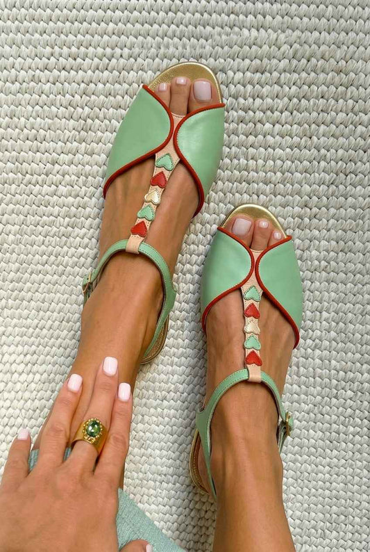 Fiorella™ - Sandalias slingback de puntera descubierta con tacón bajo y detalle en forma de corazón - Multicolor