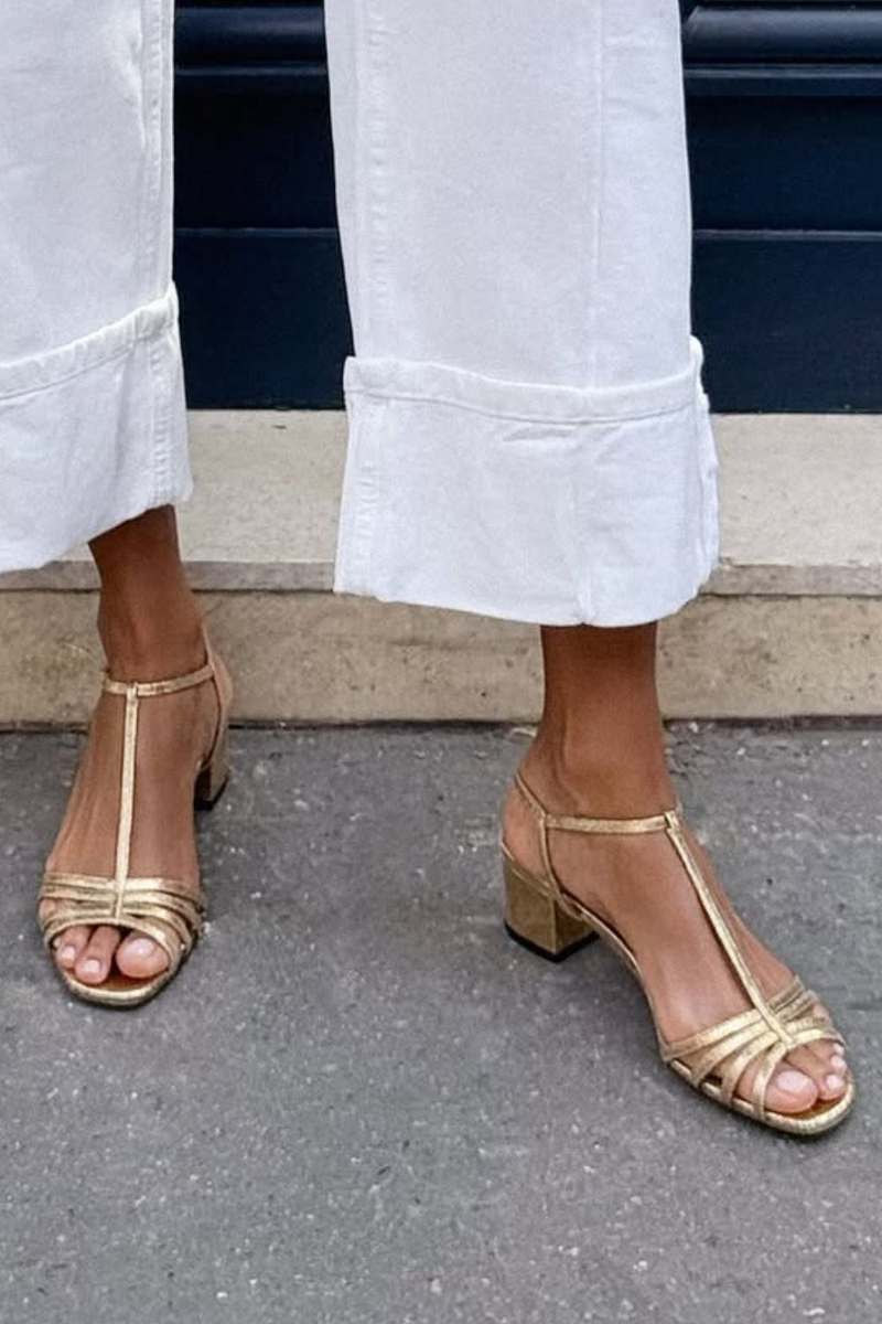Vittoria™ - Sandalias metalizadas con hebilla, correa en T y tacón de bloque - Oro