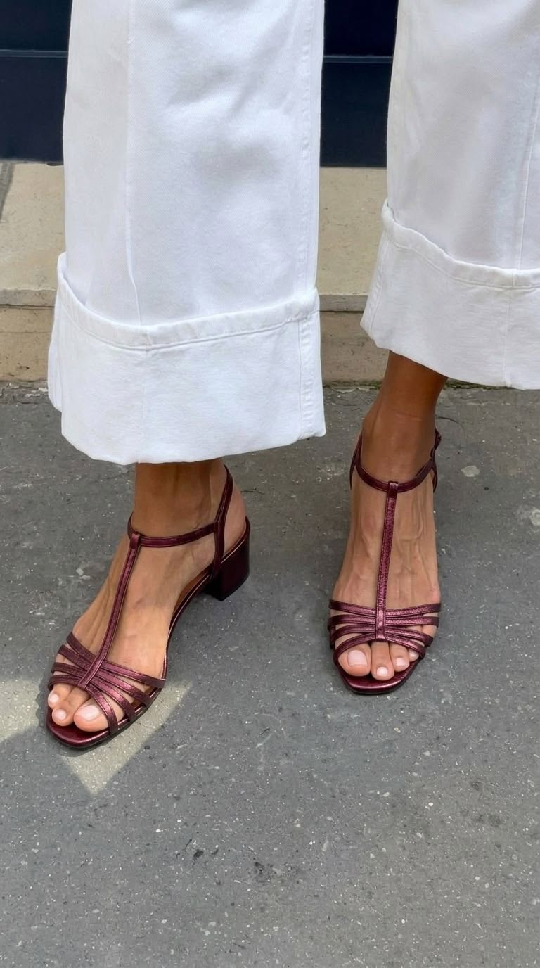 Vittoria™ - Sandalias metalizadas con hebilla, correa en T y tacón de bloque - Oro