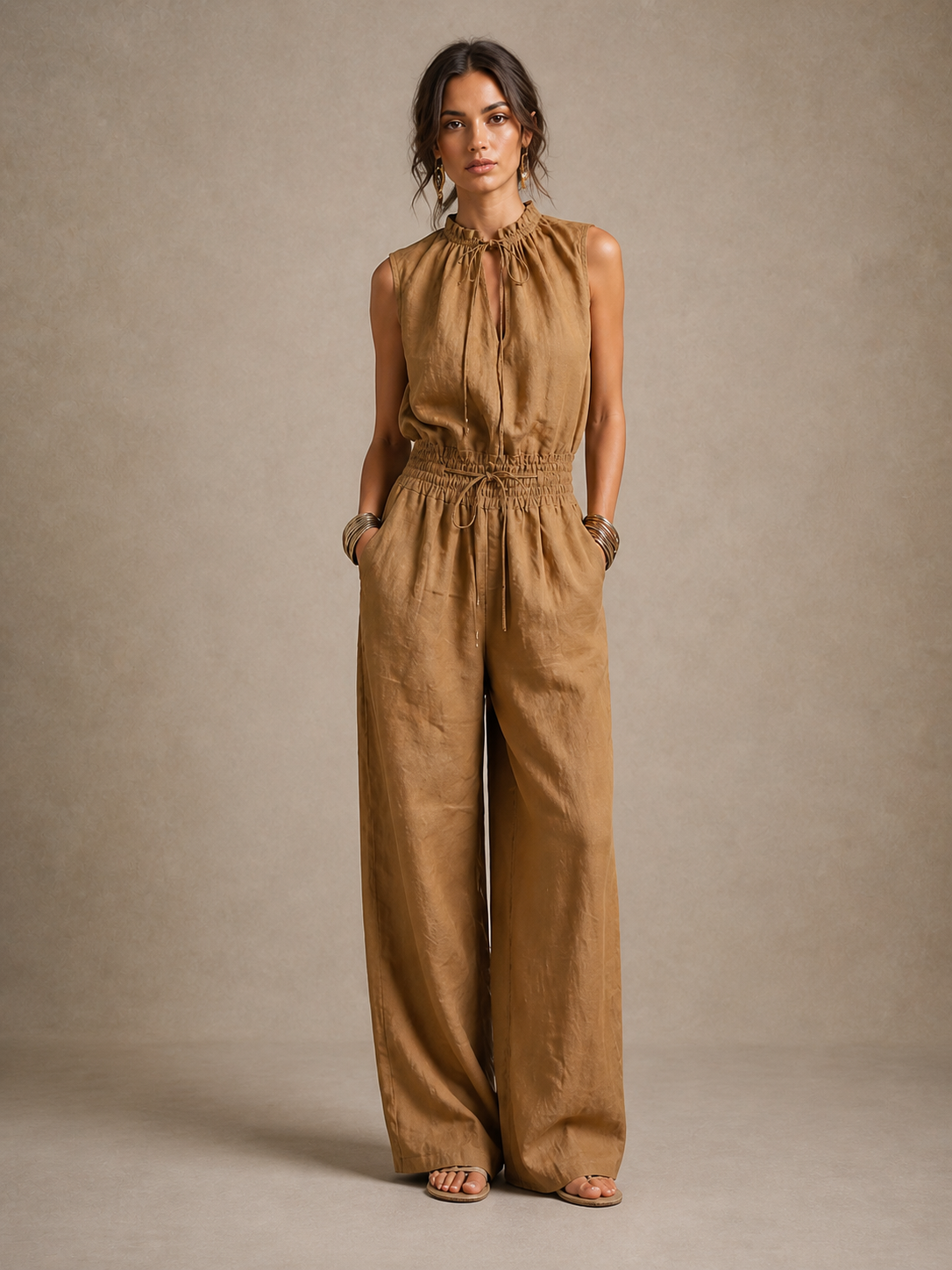 Mono Zenaida color camel de cuello alto anudado y pierna ancha