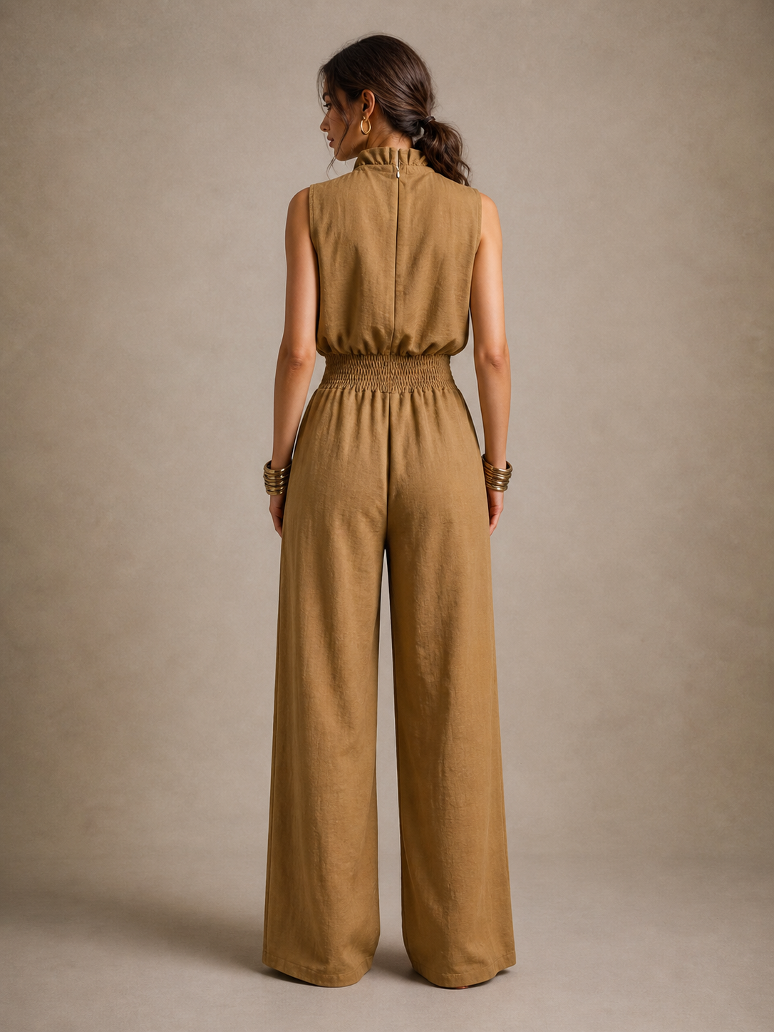 Mono Zenaida color camel - detalle del cuello anudado