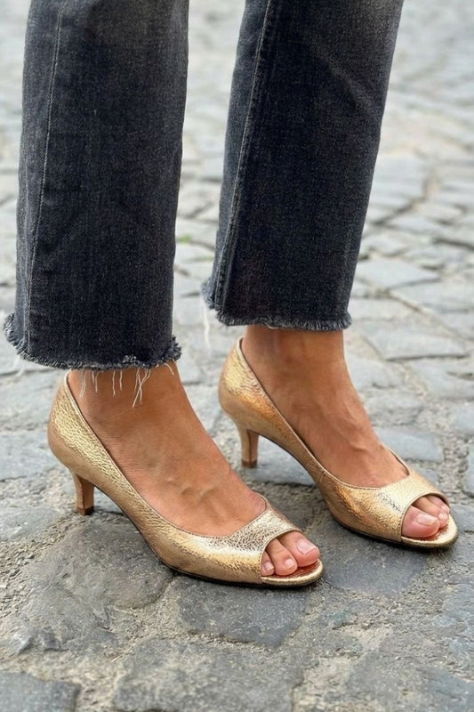 Ginevra™ - Tacones tipo kitten metalizados con puntera descubierta chic color oro champán - Oro