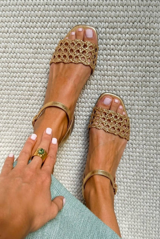 Adriana™ - Sandalias trenzadas metalizadas chic, bajas, de color oro, con punta cuadrada - Oro