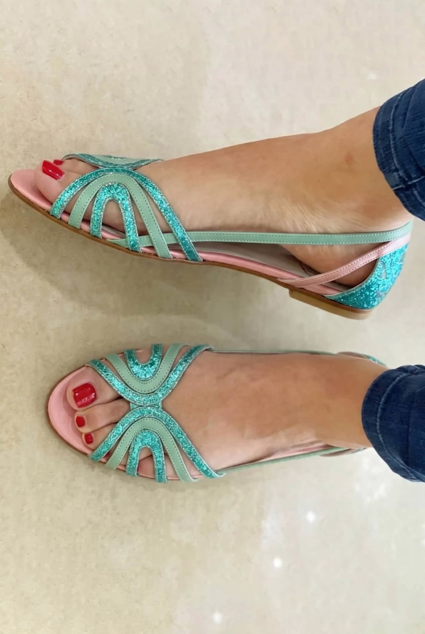 Bárbara™ - Sandalias con recortes, puntera descubierta, brillantes y metalizadas - Oro