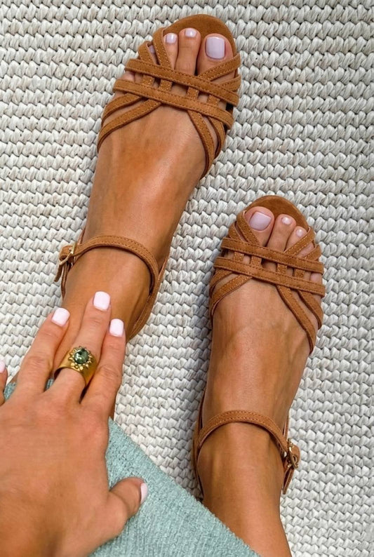 Mireia™ - Sandalias de gamuza bajas color cuero con hebilla en el tobillo y correas múltiples - Marrón